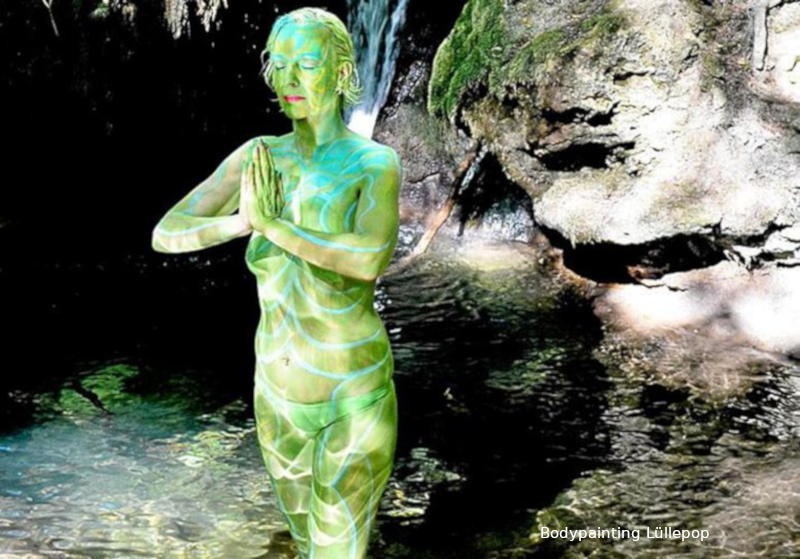 Bodypainting am Wasserfall